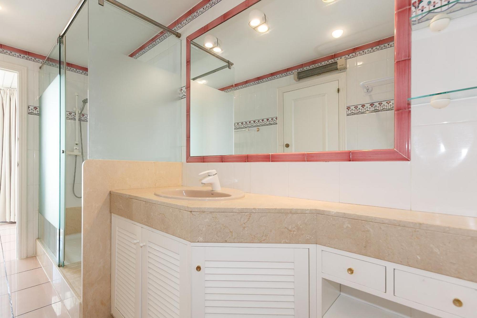 Uhc Center Apartments サロウ 部屋 写真